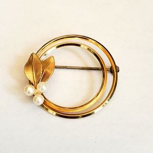 Vintage Krementz Goldtone circle & leaf & faux pin design Brooch/Pin Gold Plate